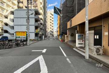 敷地の北側前面道路（西側から）