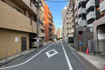 敷地の南側前面道路（西側から）