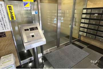 エントランスはオートロック付きです。