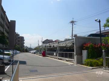 敷地内駐車場（屋外平面式と機械式とがあります。出入り口にはロボットゲート付）