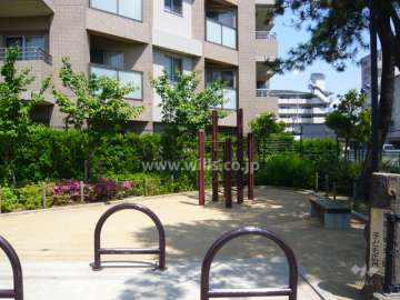 敷地に隣接して小さな公園があります。