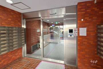 エントランスはオートロック付きです。