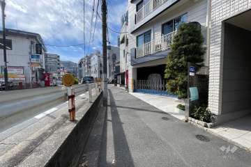 敷地南東側の前面道路（北東側から）