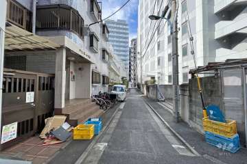 敷地北側の前面道路（東側から）