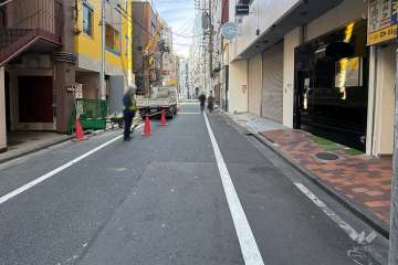 敷地の北東側前面道路（北西側から）