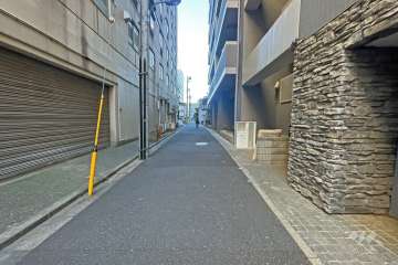 敷地の西側前面道路（南側から）