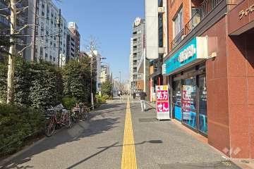 敷地西側の前面道路（南側から）