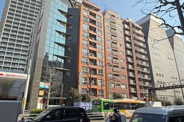 ライオンズマンション新宿の外観（北西側から）