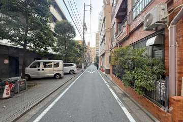 敷地東側の前面道路（北側から）