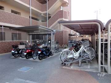駐輪場とバイク置き場