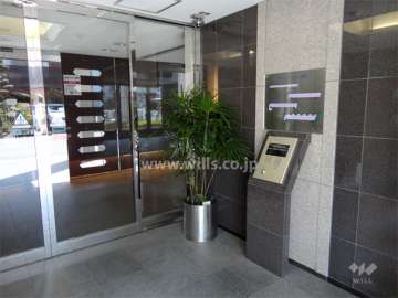 エントランスはオートロック付きです。