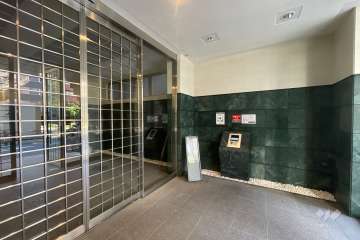 エントランスはオートロック付きです。