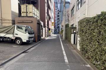 敷地の西側前面道路（北側から）