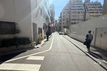 敷地西側の前面道路
