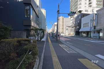 敷地北側の前面道路（東側から）