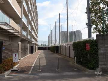 敷地の南側は尼崎小田高校に面しています。