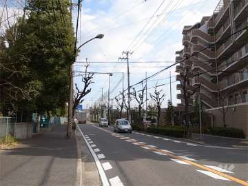 敷地の北側前面道路は、二車線のバス通りです。