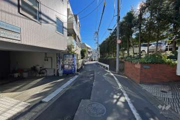 敷地北側の前面道路（西側から）