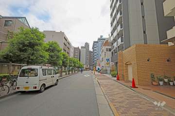 敷地東側の前面道路（北側から）