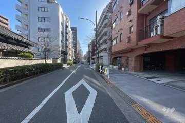 敷地東側の前面道路（北側から）