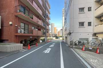 敷地南側の前面道路（西側から）