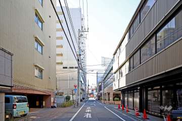 敷地北側の前面道路（東側から）