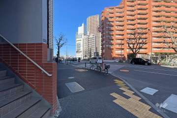 敷地の東側前面道路（南側から）