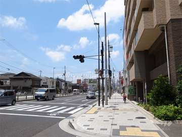 敷地の南側は国道2号線に面しています。