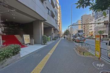 敷地の南側前面道路は抜弁天通りです（西側から）。