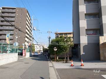 敷地北側の前面道路。すぐ西側には産業道路が走っています。