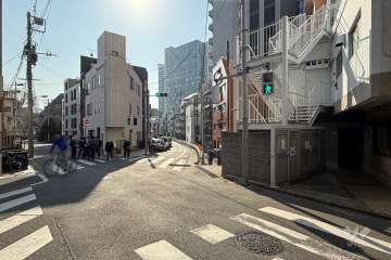 敷地南東側の前面道路（北東側から）