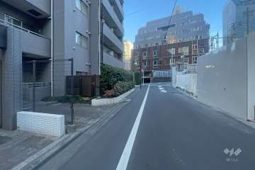敷地西側の前面道路