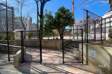 敷地に隣接する新宿区立花園公園