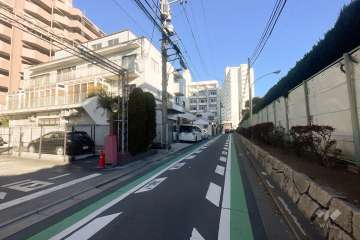 敷地の東側前面道路（南側から）
