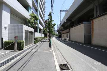 敷地南側の前面道路。阪神線が通っています。