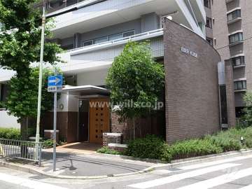 エントランス周りはレンガ調のタイル張り