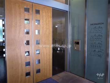 エントランスはオートロック付きです。