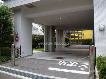 駐車場出入り口にはロボットゲートが設置されています。