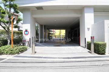 駐車場出入り口(ロボットゲート付き)