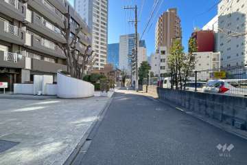 敷地西側の前面道路