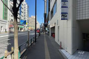 敷地の北西側前面道路（南西側から）