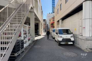 敷地の南西側前面道路（北西側から）