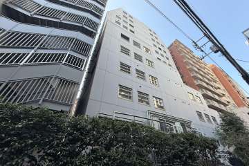 ラ・ベルティ新宿の外観（南東側から）