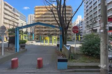 敷地に隣接する花園東公園