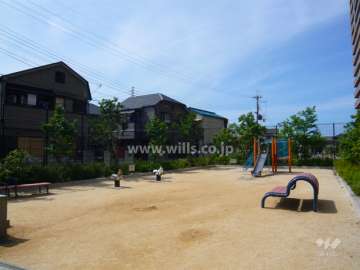 敷地に隣接した小さな公園。遊具も設置され、子供の遊び場にぴったりです。