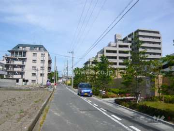 周辺はマンションと一戸建て混在する区画の整った街です。