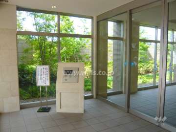 エントランスはオートロック付きです。