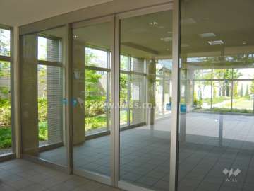 エントランスホールはガラス張りの開放感のある空間