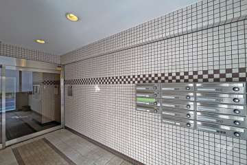 エントランスはオートロック付きです。