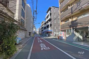敷地の西側前面道路（南側から）